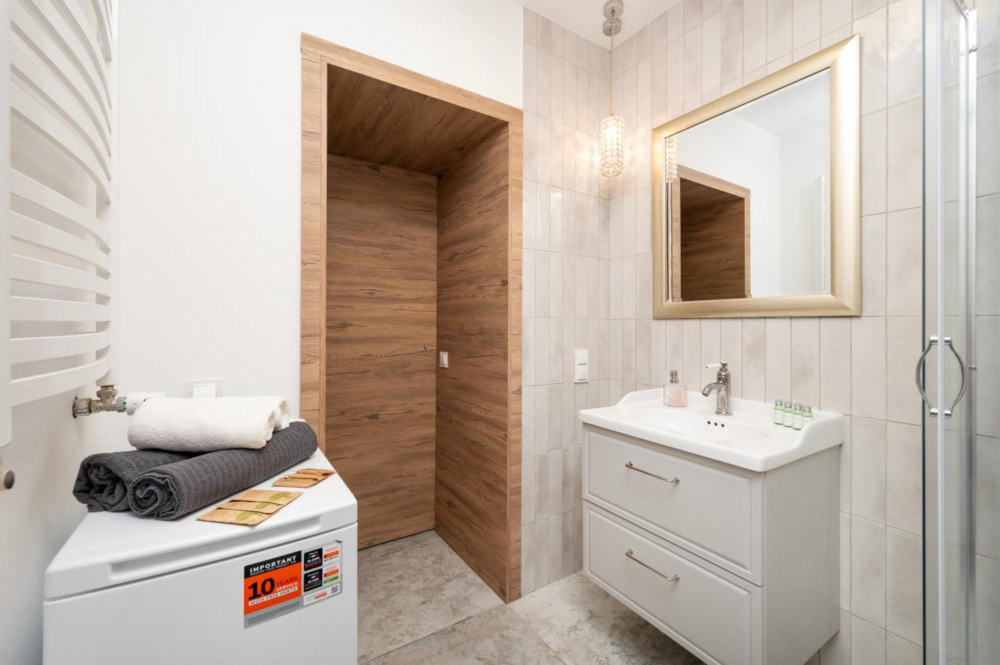Lodz Jaracza Apt - Workspace, Parking, Park Nearby - By Rentujemy Exterior photo